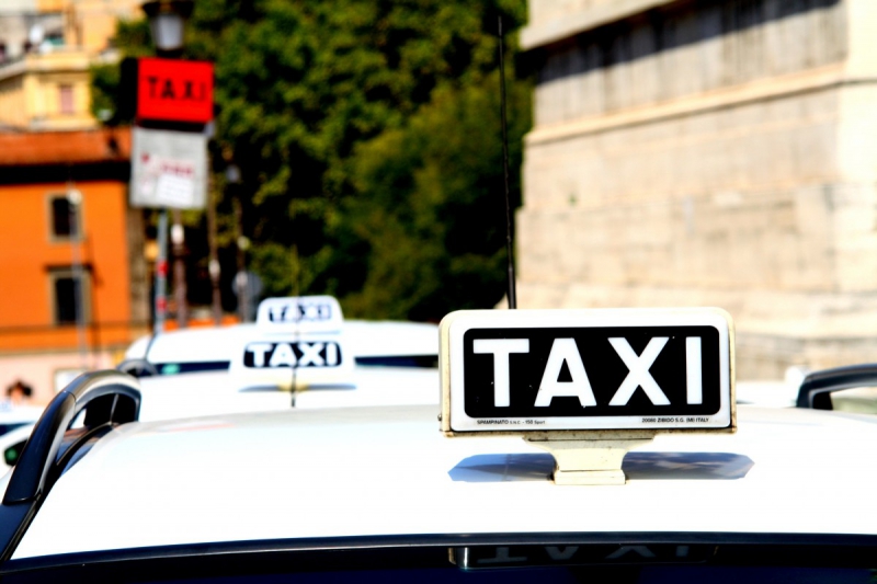 taxis-LA FARLEDE-min_taxi_auto_rome_road_white-1051610